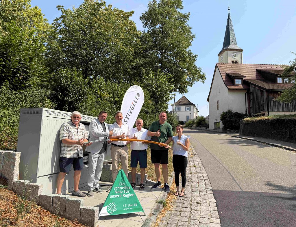 Vertreter von Stiegeler und der Gemeinde bei der feierlichen Netzinbetriebnahme.