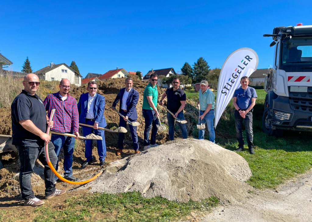 Vertreter der Gemeinde, der Baufirma und Stiegeler beim Spatenstich für den Glasfaserausbau in Ahldorf.
