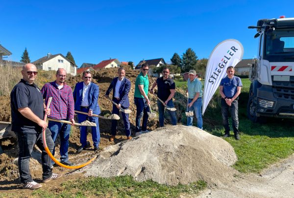 Vertreter der Gemeinde, der Baufirma und Stiegeler beim Spatenstich für den Glasfaserausbau in Ahldorf.