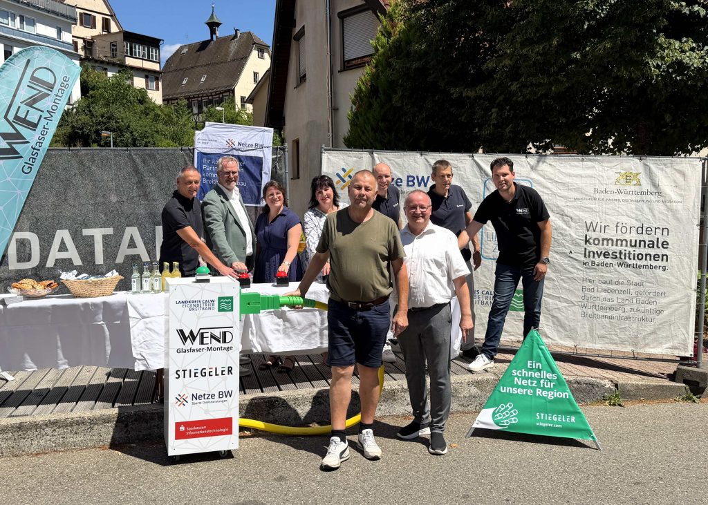 Vertreter der Gemeinde, des Landkreises, der Baufirmen und der Netzbetreiber nehmen das Glasfasernetz in Bad Liebenzell in Betrieb.