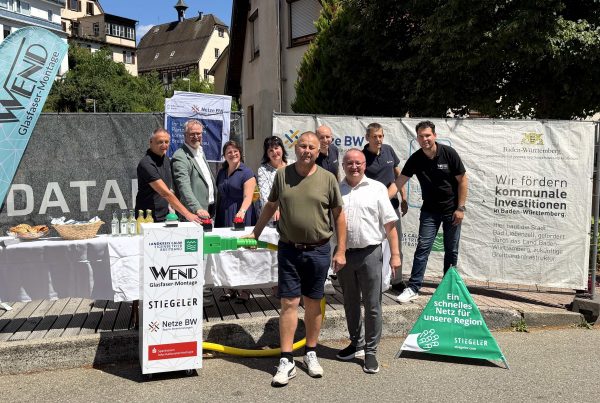 Vertreter der Gemeinde, des Landkreises, der Baufirmen und der Netzbetreiber nehmen das Glasfasernetz in Bad Liebenzell in Betrieb.