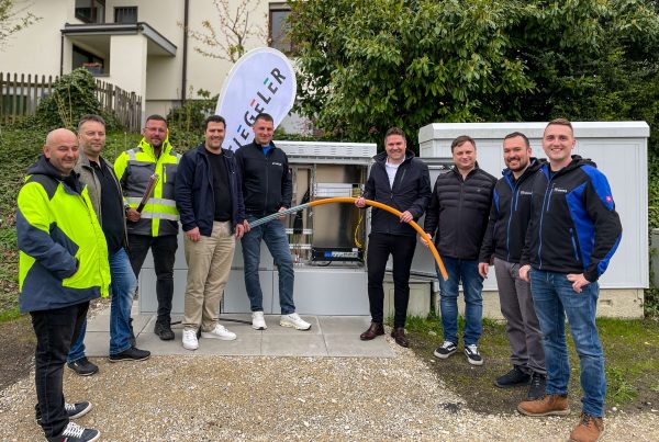 Vertreter der Gemeinde, der Baufirmen und Stiegeler-Mitarbeiter stehen vor dem Netzverteiler in Binningen für die Inbetriebnahme des Glasfasernetzes.