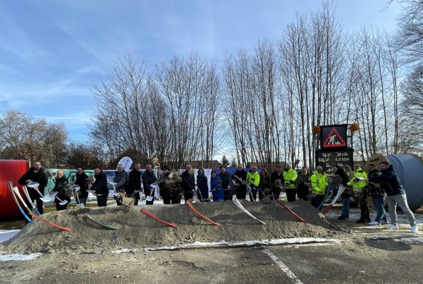 Vertreter des Landkreises, der sechs Kommunen und der beteiligten Firmen eröffnen mit dem Spatenstich den Glasfaserausbau für den Ausbaucluster FDS I im Landkreis Freudenstadt.