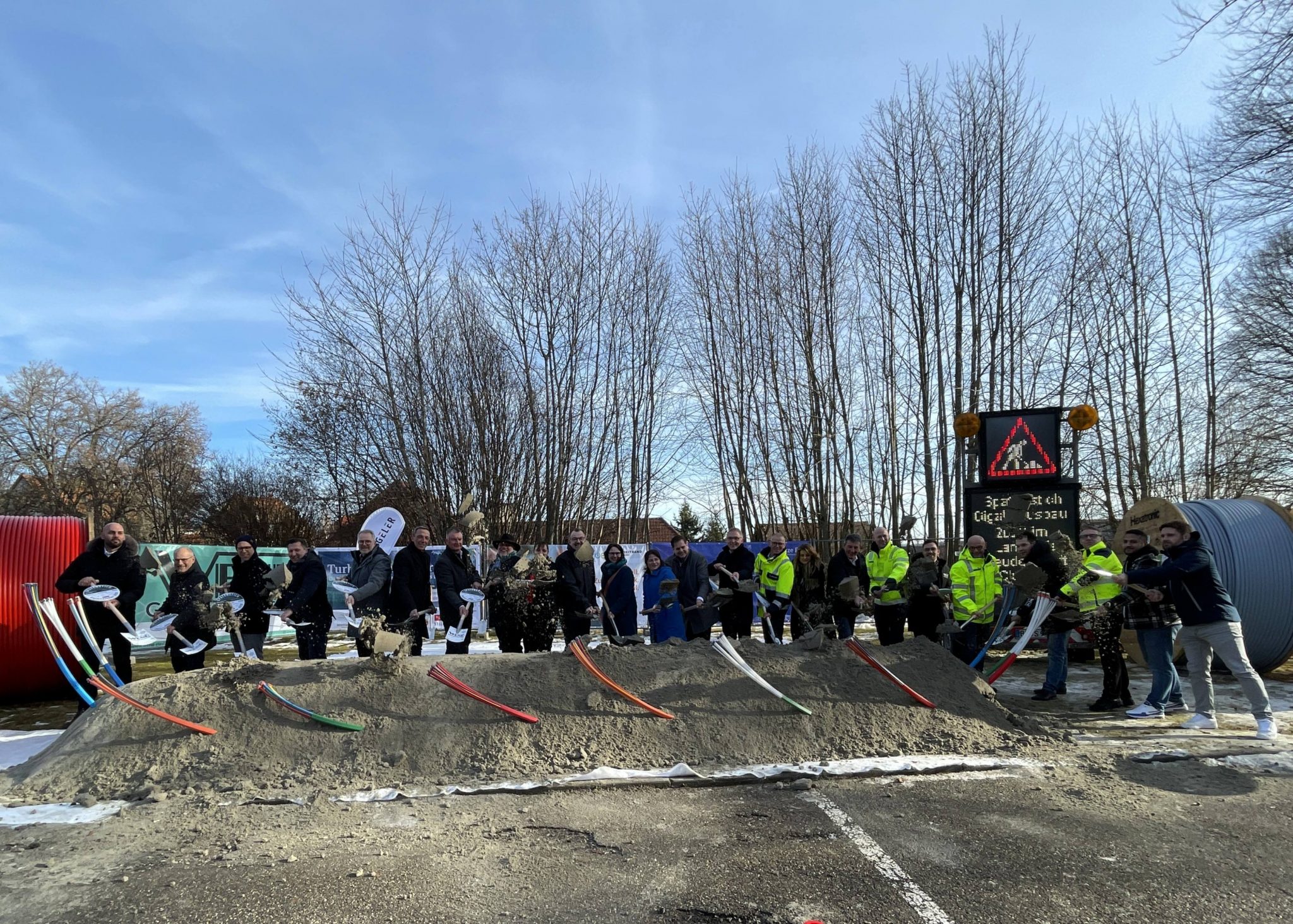 Vertreter des Landkreises, der sechs Kommunen und der beteiligten Firmen eröffnen mit dem Spatenstich den Glasfaserausbau für den Ausbaucluster FDS I im Landkreis Freudenstadt.