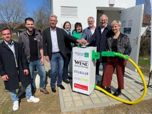 Feierliche Inbetriebnahme des Glasfasernetzes mit gemeinsamem Knopfdruck der Projektpartner