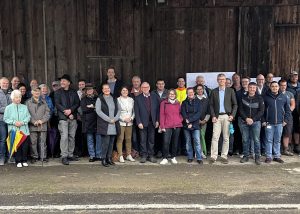 Bürgermeister Manfred Weber, Hauptamtsleiterin Kersten Dißelhoff und der Gemeinderat freuen sich zusammen mit Vertretern des baden-württembergischen Innenministeriums, des Netzbetreibers Stiegeler, der Firma naturenergie netze, der ausführenden Tiefbaufirmen und den Küßnacher Bürgerinnen und Bürgern über die Inbetriebnahme des Küßnacher Glasfasernetzes.