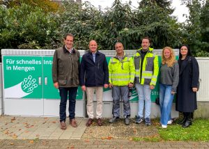 Stiegeler-Geschäftsführer Felix Stiegeler, Bürgermeisterstellvertreter Prof. Dr. Klaus Krebs, Stiegeler-Netzbauleiter Moritz Lutz sowie Vertreter der ausführenden Tiefbaufirma Sfarca bei der offiziellen Inbetriebnahme des Glasfasernetzes in Mengen.