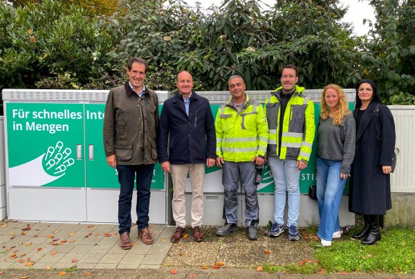 Stiegeler-Geschäftsführer Felix Stiegeler, Bürgermeisterstellvertreter Prof. Dr. Klaus Krebs, Stiegeler-Netzbauleiter Moritz Lutz sowie Vertreter der ausführenden Tiefbaufirma Sfarca bei der offiziellen Inbetriebnahme des Glasfasernetzes in Mengen.
