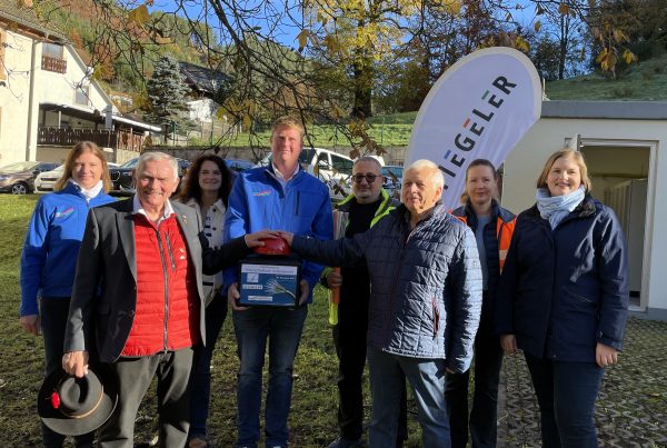 Vertreter der Gemeinde, des Zweckverbands und des Netzbetreibers Stiegeler drücken symbolisch auf einen roten Knopf, um das Glasfasernetz in Betrieb zu nehmen.