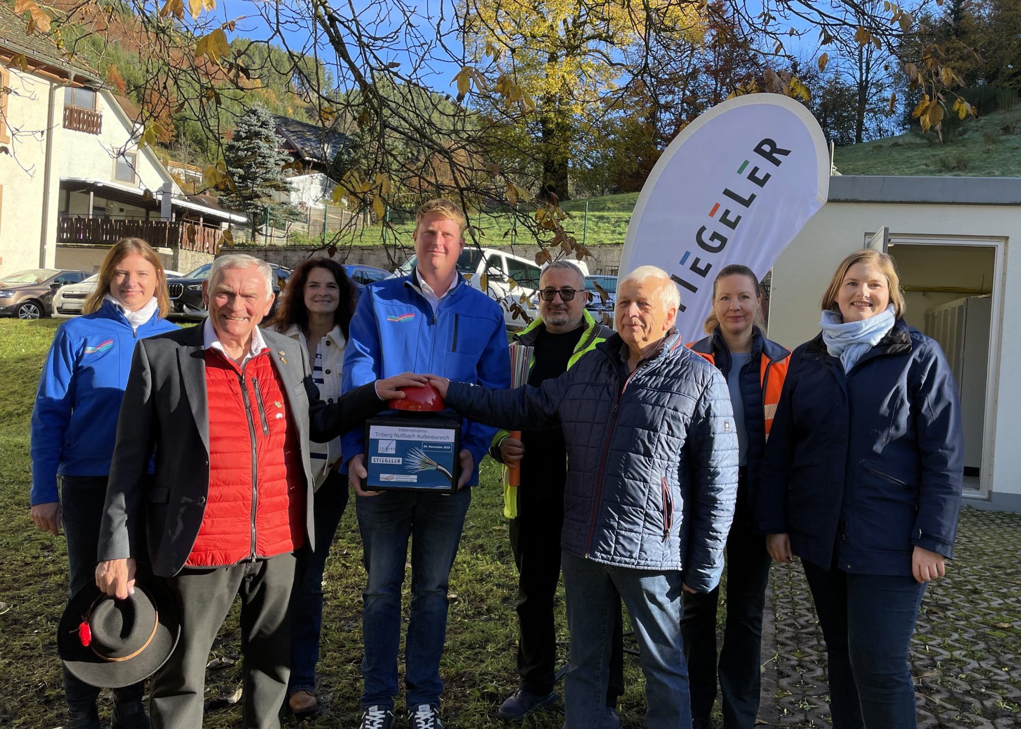 Vertreter der Gemeinde, des Zweckverbands und des Netzbetreibers Stiegeler drücken symbolisch auf einen roten Knopf, um das Glasfasernetz in Betrieb zu nehmen.