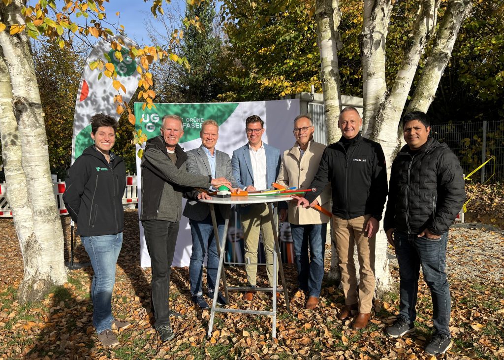 Vertreter der Gemeinde, der UGG und des regionalen Anbieters Stiegeler drücken symbolisch auf einen grünen Knopf zur Inbetriebnahme des von der UGG gebauten Glasfasernetzes in Oberkirch.