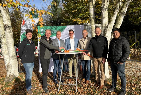 Vertreter der Gemeinde, der UGG und des regionalen Anbieters Stiegeler drücken symbolisch auf einen grünen Knopf zur Inbetriebnahme des von der UGG gebauten Glasfasernetzes in Oberkirch.