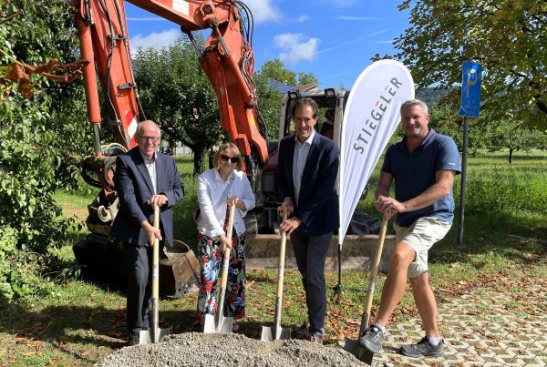 Bürgermeister Manfred Weber, Stiegeler-Geschäftsführer Felix Stiegeler sowie Vertreter der Gemeinde und der Baufirma führen den Spatenstich zur Eröffnung des Glasfaserausbaus in Rheinheim aus.
