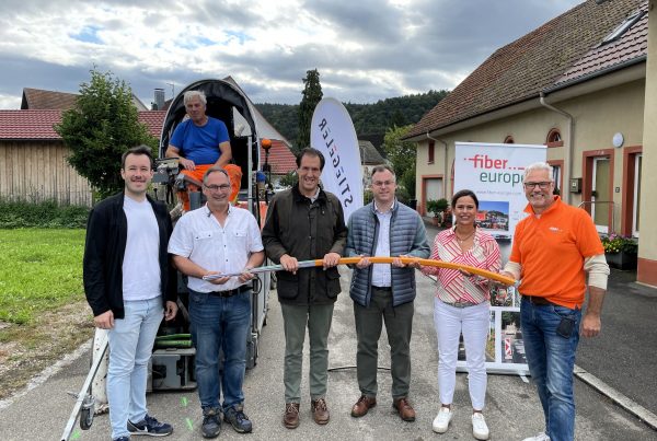Stiegeler Geschäftsführer Felix Stiegeler, Stiegeler Netzbauleiter Moritz Lutz, Bürgermeister Ulrich Krieger, Fiber Europe COO Konrad Matheis und weitere Vertreter der Gemeinde beim Anschliff für den Glasfaserausbau in Stadenhausen.