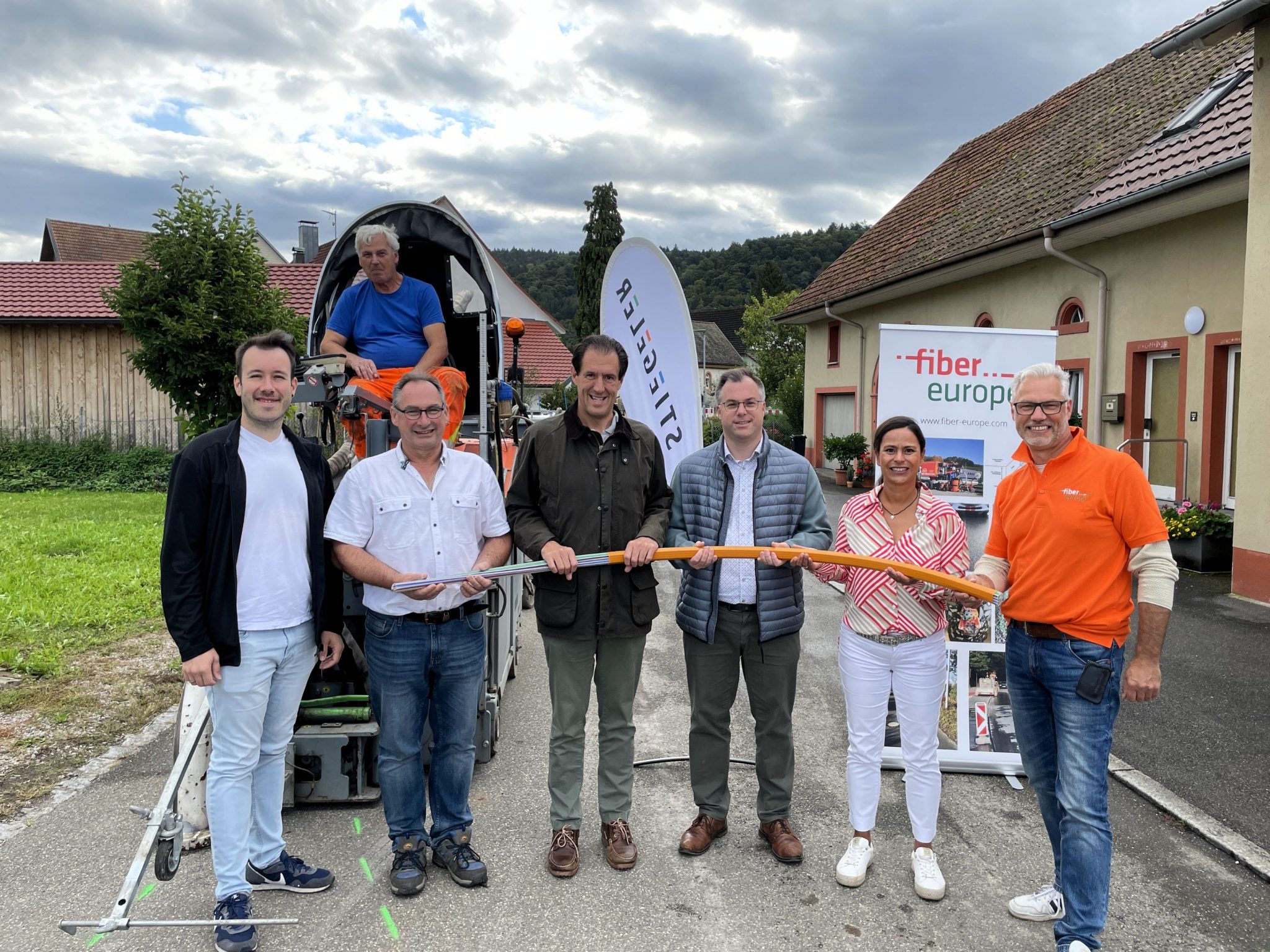 Stiegeler Geschäftsführer Felix Stiegeler, Stiegeler Netzbauleiter Moritz Lutz, Bürgermeister Ulrich Krieger, Fiber Europe COO Konrad Matheis und weitere Vertreter der Gemeinde beim Anschliff für den Glasfaserausbau in Stadenhausen.
