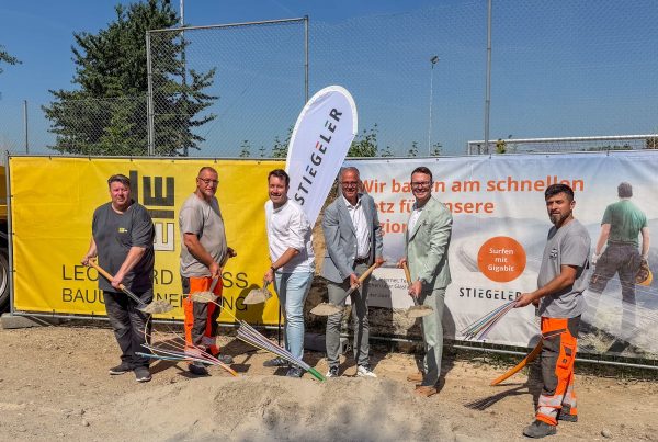 Vertreter der Gemeinde, der Baufirma und Stiegeler beim Spatenstich für den Glasfaserausbau in Tunsel.