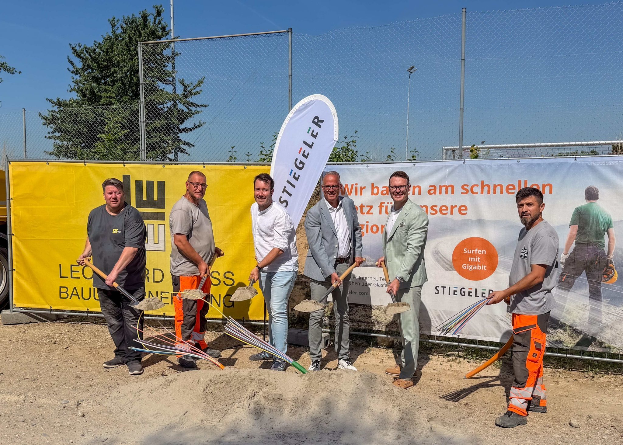 Vertreter der Gemeinde, der Baufirma und Stiegeler beim Spatenstich für den Glasfaserausbau in Tunsel.