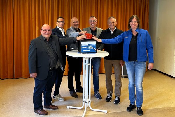 Vertreter der Gemeinde, des Landkreises und des Netzbetreibers Stiegeler drücken symbolisch auf den roten Knopf zur Inbetriebnahme des Glasfasernetzes im Vöhrenbacher Ortsteil Urach.