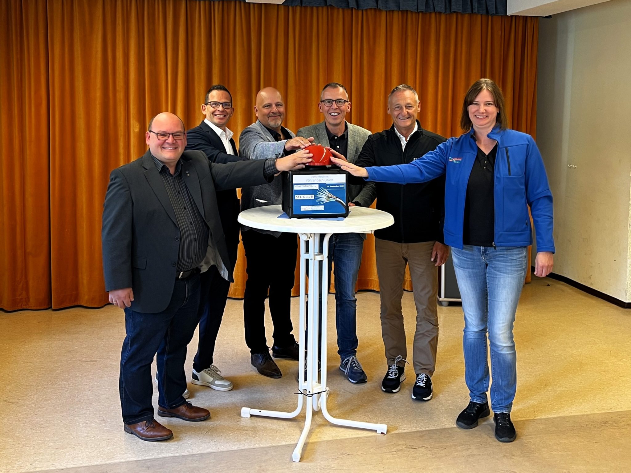 Vertreter der Gemeinde, des Landkreises und des Netzbetreibers Stiegeler drücken symbolisch auf den roten Knopf zur Inbetriebnahme des Glasfasernetzes im Vöhrenbacher Ortsteil Urach.
