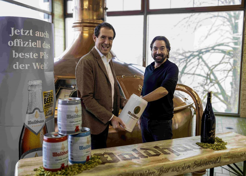 Im Sudhaus der Privatbrauerei Waldhaus ziehen Stiegeler-Geschäftsführer Felix Stiegeler und Waldhaus-Geschäftsführer Dieter Schmid die glücklichen Gewinner aus dem Bierkrug.