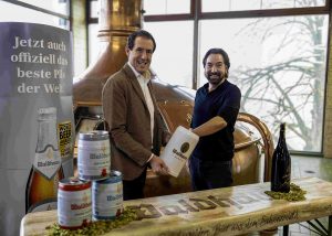 Im Sudhaus der Privatbrauerei Waldhaus ziehen Stiegeler-Geschäftsführer Felix Stiegeler und Waldhaus-Geschäftsführer Dieter Schmid die glücklichen Gewinner aus dem Bierkrug.