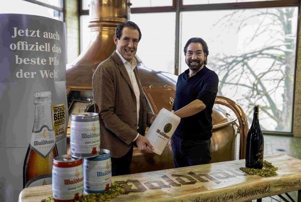 Im Sudhaus der Privatbrauerei Waldhaus ziehen Stiegeler-Geschäftsführer Felix Stiegeler und Waldhaus-Geschäftsführer Dieter Schmid die glücklichen Gewinner aus dem Bierkrug.