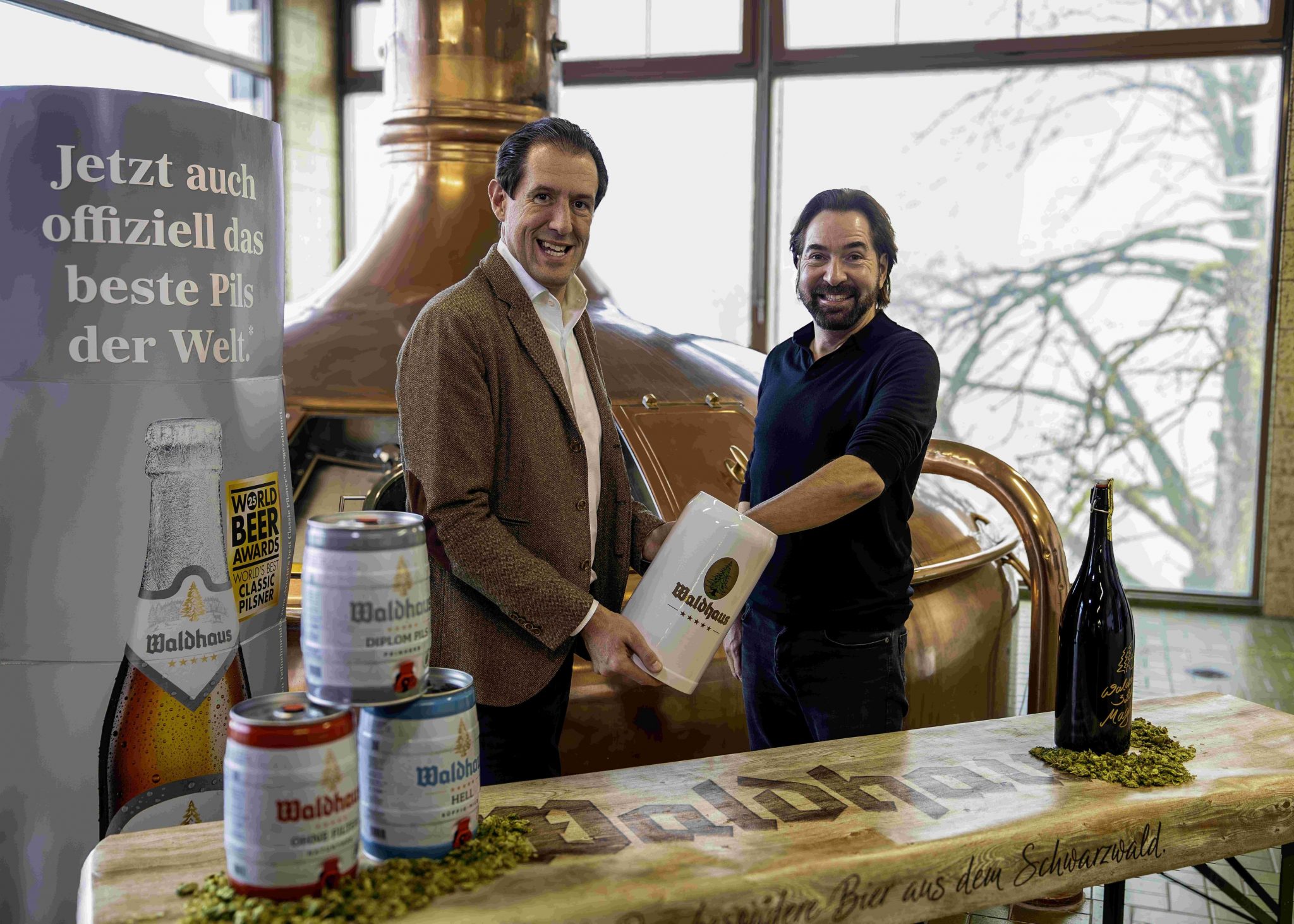 Im Sudhaus der Privatbrauerei Waldhaus ziehen Stiegeler-Geschäftsführer Felix Stiegeler und Waldhaus-Geschäftsführer Dieter Schmid die glücklichen Gewinner aus dem Bierkrug.