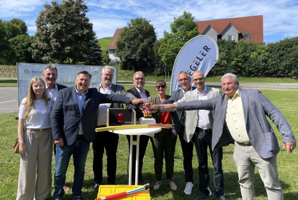 Vertreter der Gemeinde, des Landkreises und der am Ausbau beteiligten Firmen drücken zur Inbetriebnahme des Glasfasernetzes in Waldachtal symbolisch auf einen roten Knopf.