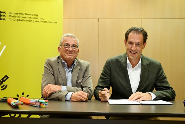 Digitalisierungsminister Thomas Strobl und Geschäftsführer Felix Stiegeler bei der Unterzeichnung des Glasfaserpakts.