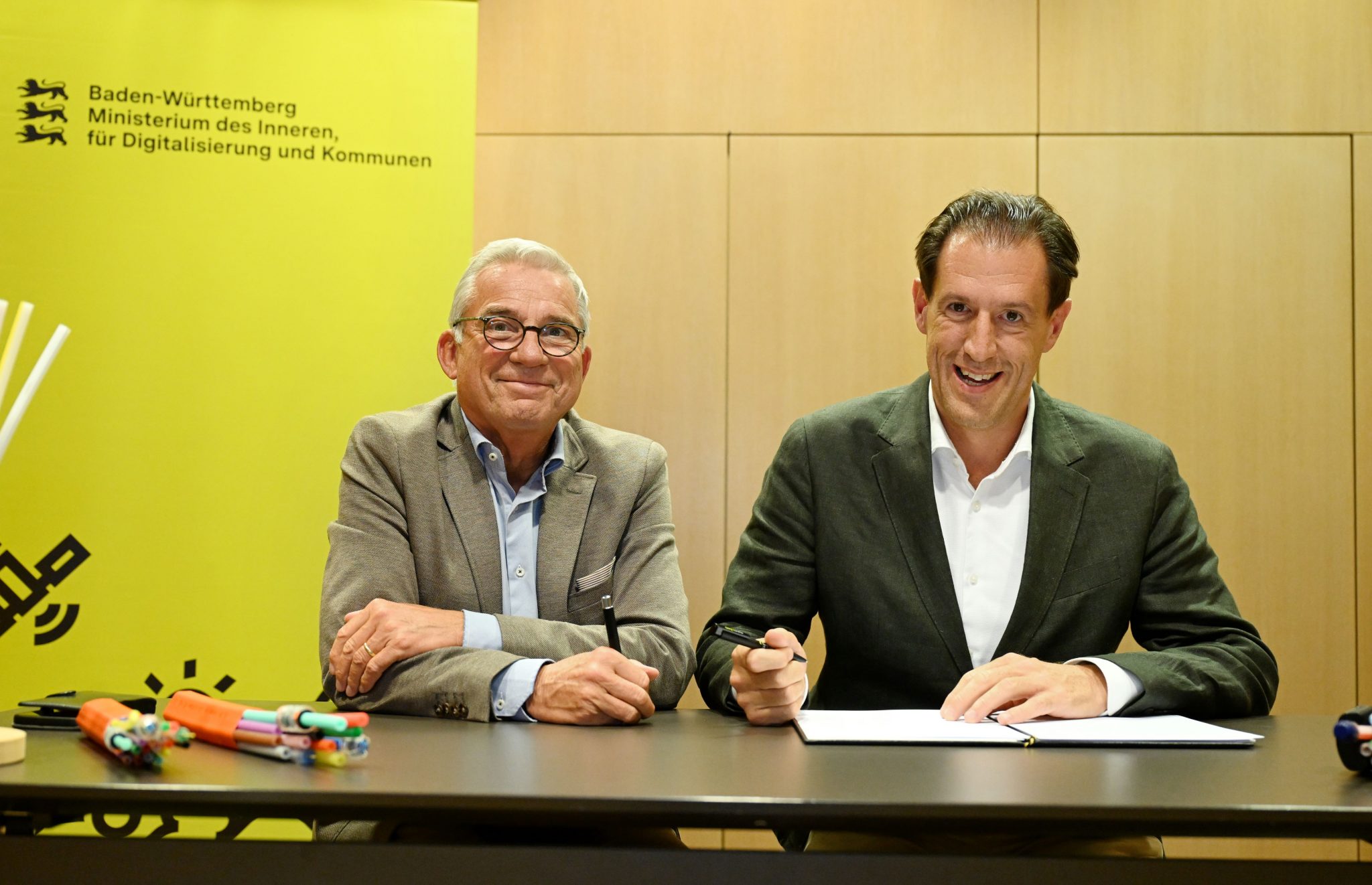 Digitalisierungsminister Thomas Strobl und Geschäftsführer Felix Stiegeler bei der Unterzeichnung des Glasfaserpakts.