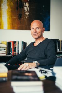 Prof. Dr. Stefan Stoll, Wirtschaftsinformatiker an seinem Schreibtisch