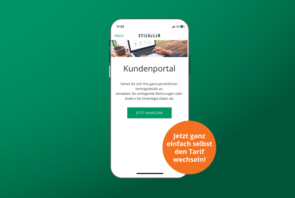 Das Bild zeigt ein Smartphone, auf dem das Stiegeler-Kundenportal aufgerufen ist. Dazu ein orangefarbener Action-Button mit dem Text: "Jetzt ganz einfach selbst den Tarif wechseln!"