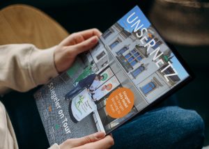 Eine Person hält die neue Ausgabe des Stiegeler Kundenmagazins Unser Netz in den Händen.