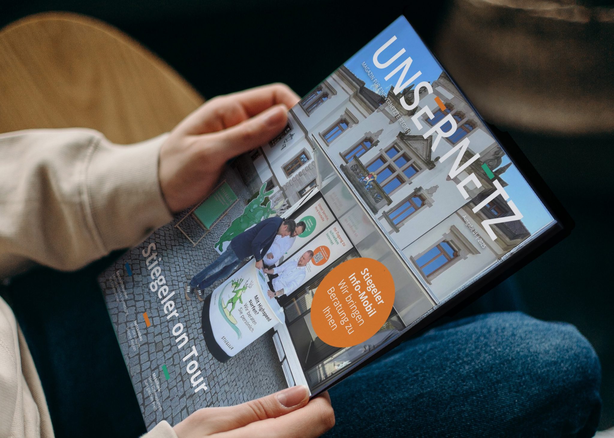 Eine Person hält die neue Ausgabe des Stiegeler Kundenmagazins Unser Netz in den Händen.