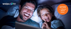 Vater und Tochter schauen Fernsehen