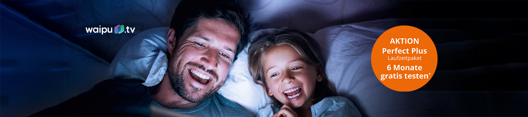Vater und Tochter schauen Fernsehen