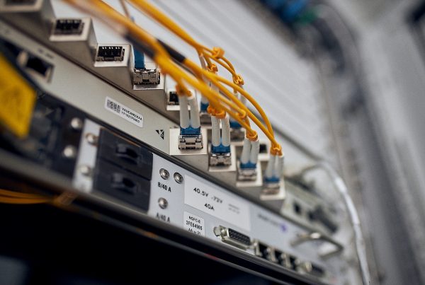 Gelbe Glasfaserkabel in einem Verteiler.