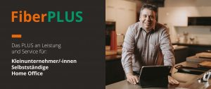 Lächelnder Geschäftsmann mit Laptop am Schreibtisch bewirbt FiberPLUS für Kleinunternehmer