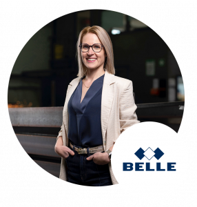 Mitarbeiterin-BELLE im Business-Look mit Belle-Logo