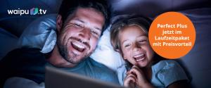 Vater und Tochter schauen Fernsehen